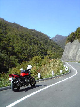 2006年10月18日、岐阜県、夜叉が池登山口への道